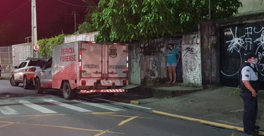 Veículo da perícia na rua onde o crime aconteceu em Fortaleza